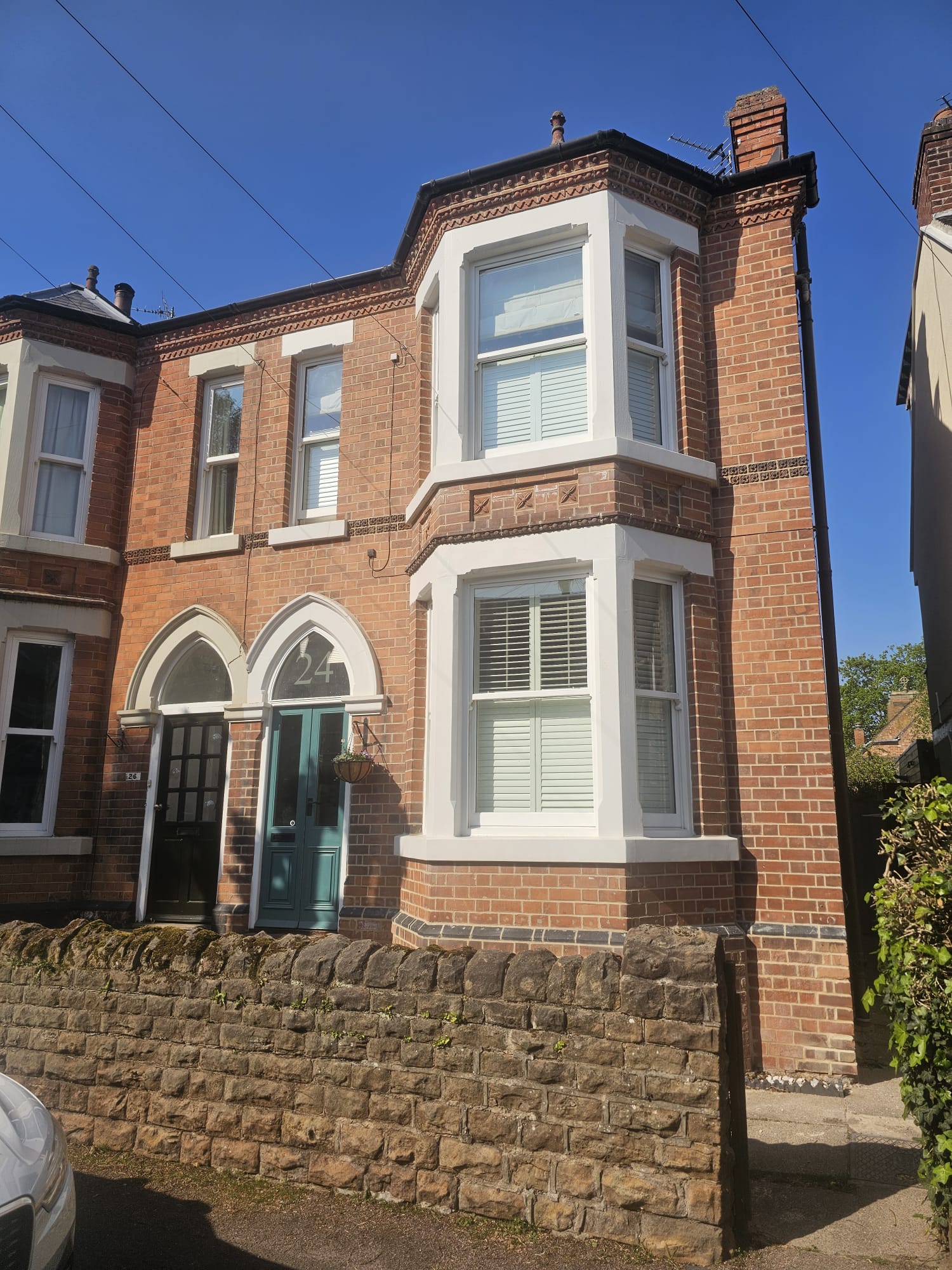 Before and after of house that has been repointed